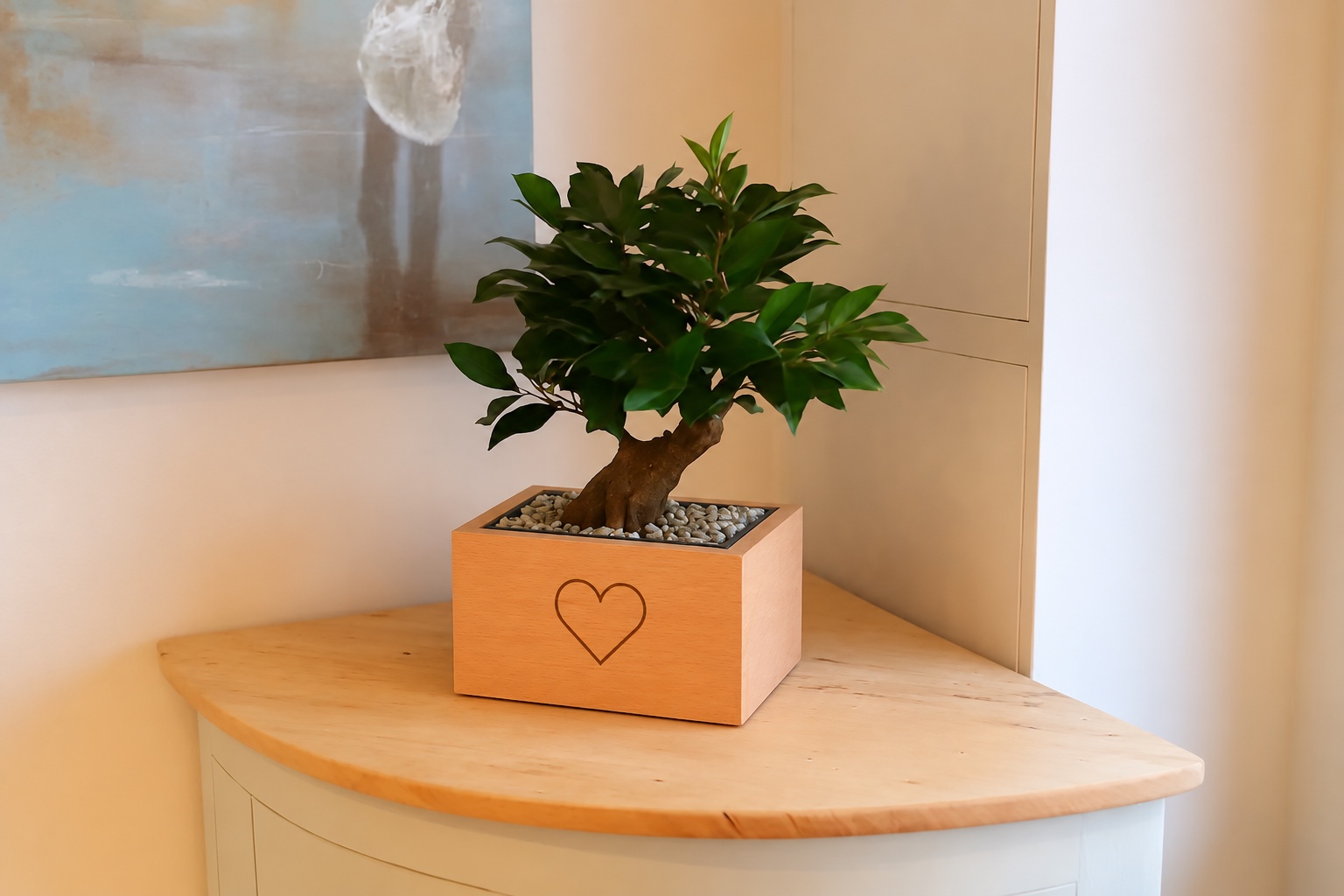 Urne Bonsaï Ficus avec cœur gravé, présentée dans un intérieur lumineux.