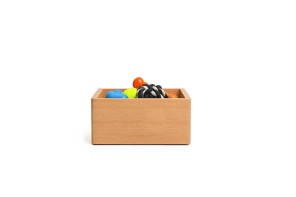 Tierurne Trésor GT aus Buchenholz, Vorderansicht mit Spielzeug, ohne Gedenkplakette.